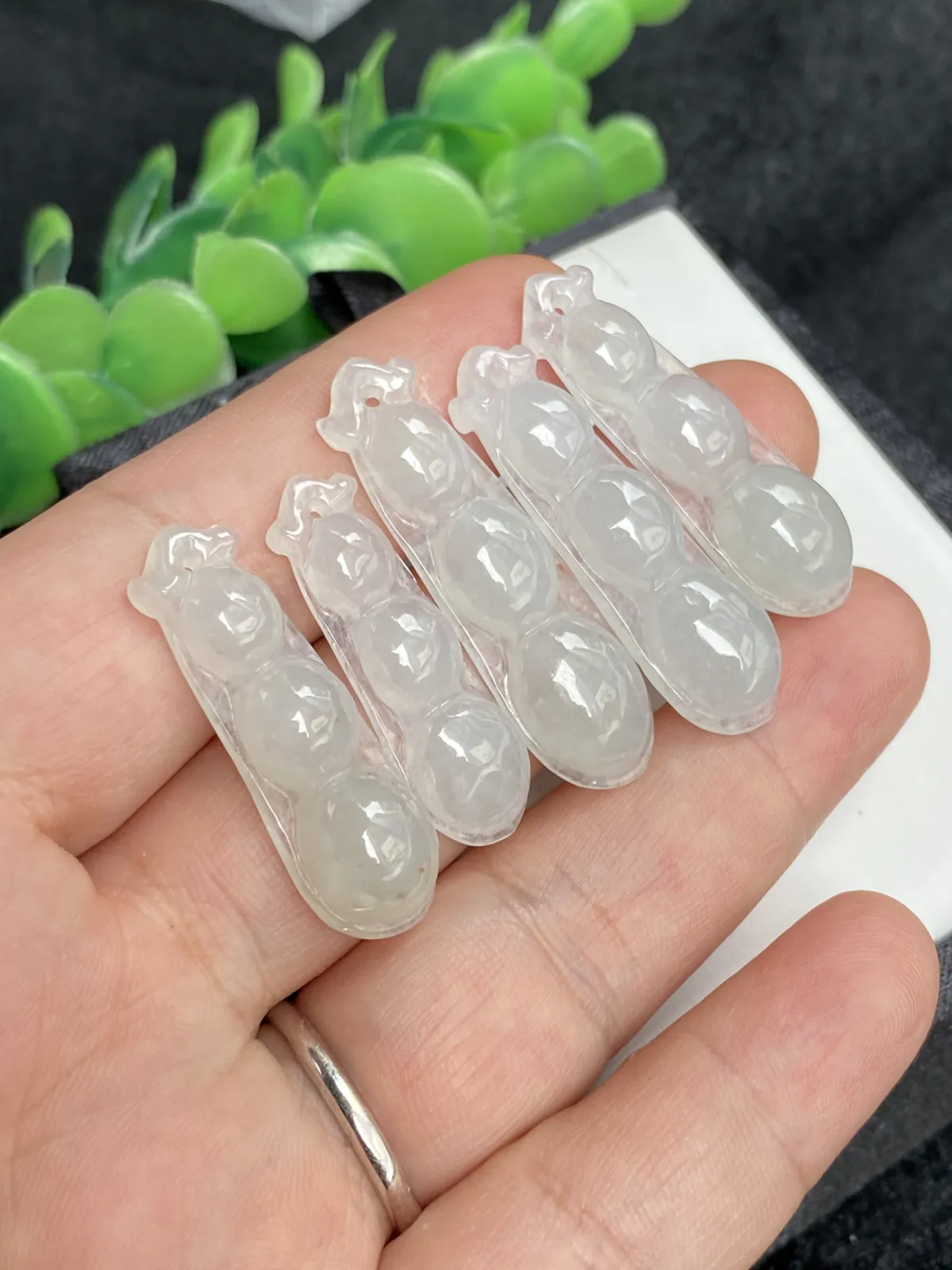 推荐【一手冰四季平安豆】四季平安，连中三元，也叫聪明豆，适合大人和孩童，冰透，水润，无纹裂，家庭装5件一手走，一件就值这个价了，超值～～最大尺寸38.3*11.5*5，37*11.4*5.8，36.1*11.4*5.5，33*11*6.9，30.8*10.3*4.6