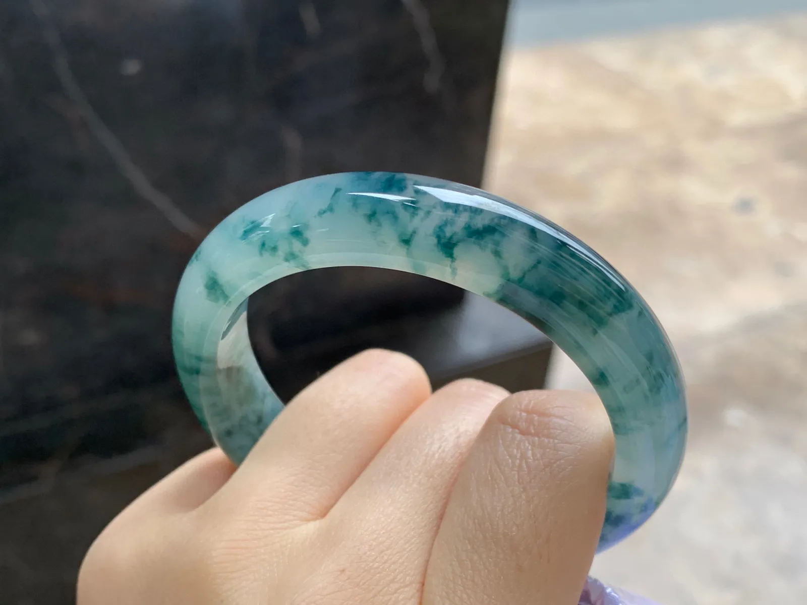 冰种飘花手镯
尺寸：55-12.2-8.6mm
种水好 飘花浓郁
