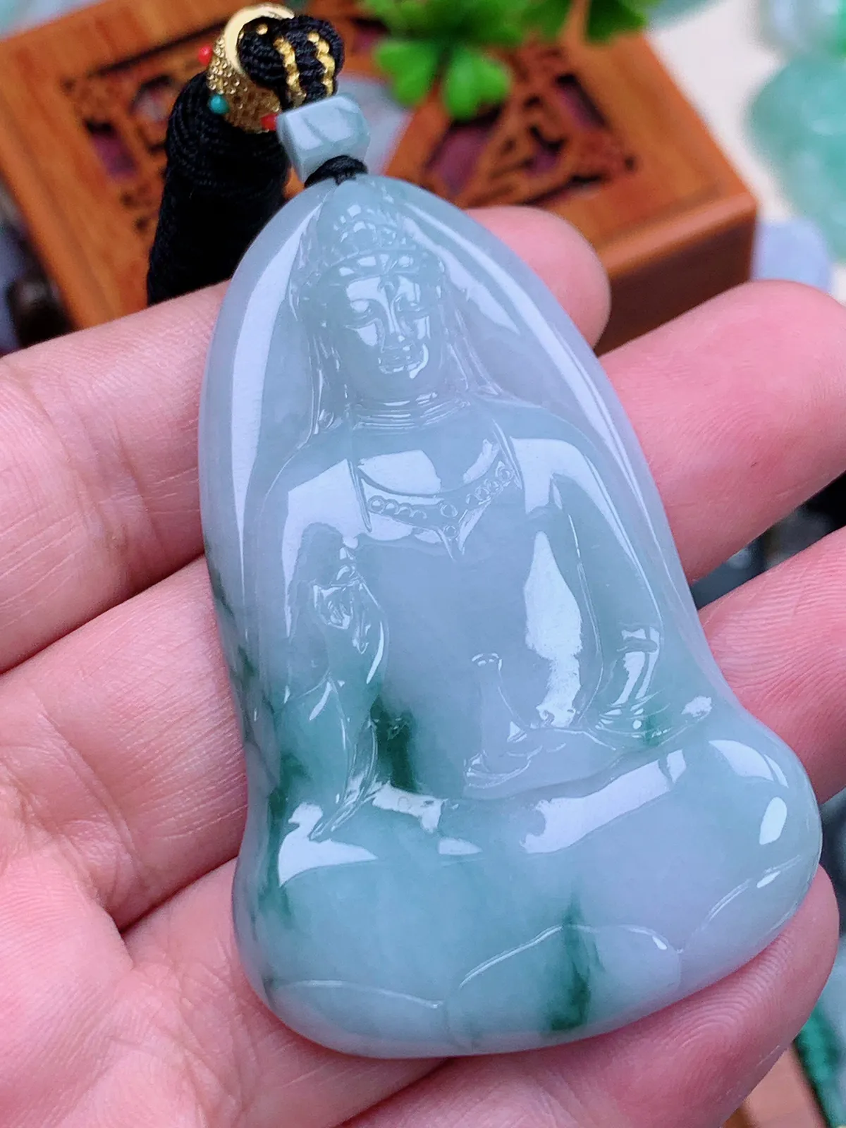 精品推荐，缅甸天然A货翡翠，飘花素衣观音吊坠，种水好，颜色鲜艳，玉质水润细腻，工艺精湛，佩戴效果更佳。