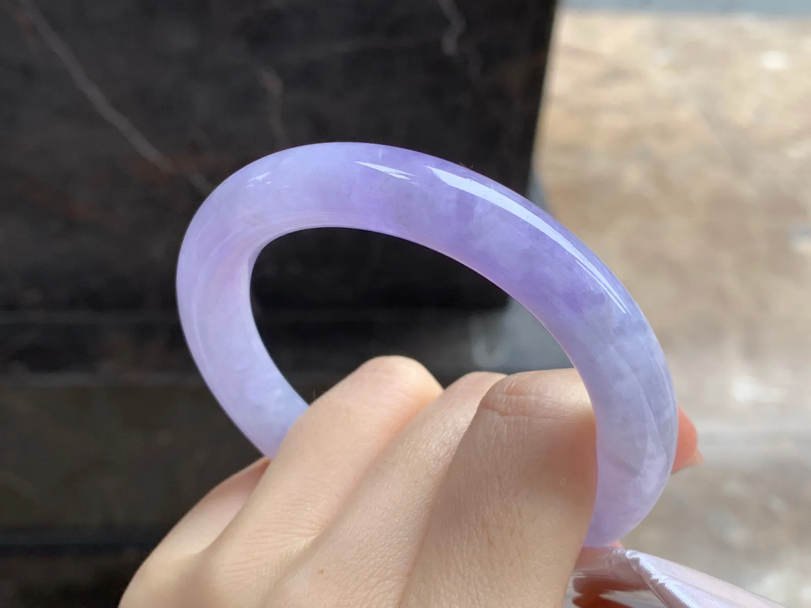 紫罗兰圆条手镯
尺寸：54.5-10.2mm
颜色浓郁～晶体粗需要包容