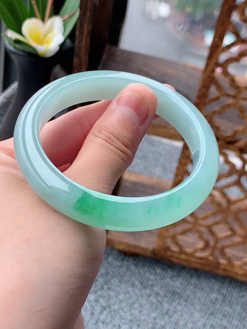 a货翡翠老坑冰种飘绿正装正圈手镯56-57圈口 尺寸56.5×11.8×8.3mm 重量57.00g 0529