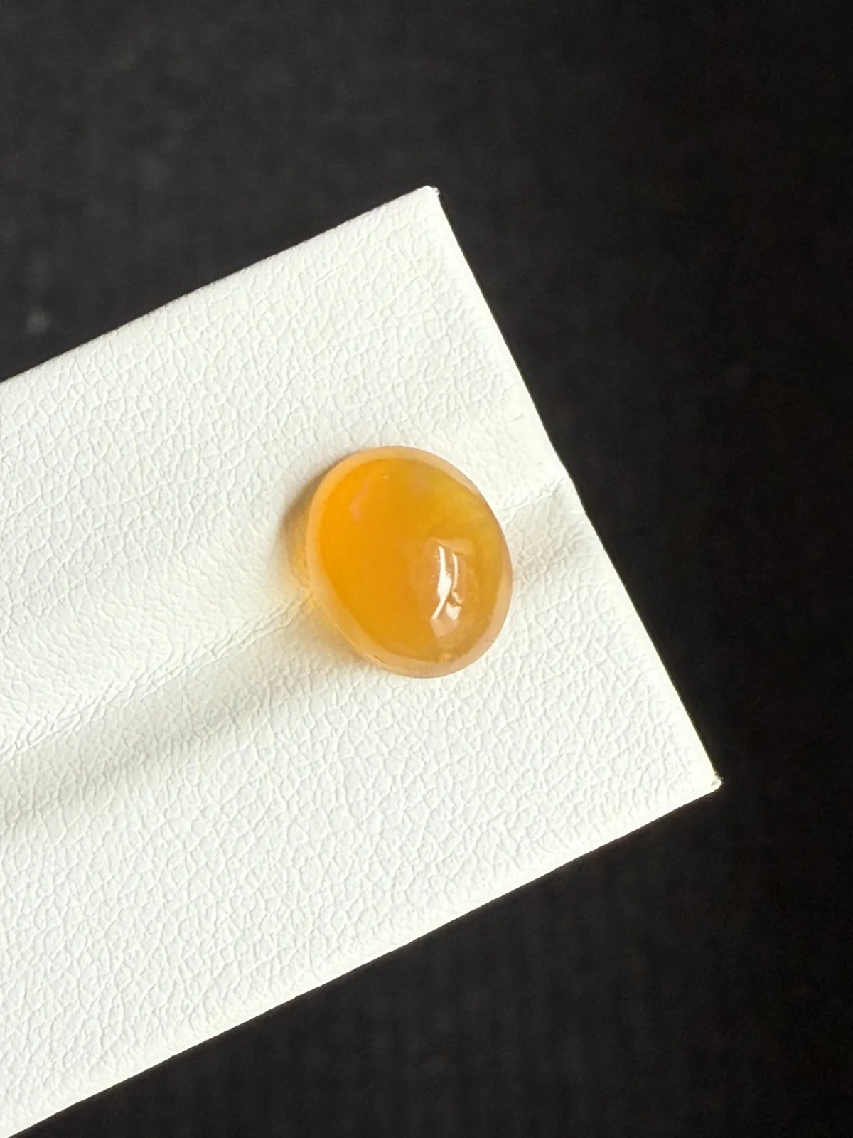2.29ct天然墨西哥火欧泊裸石，尺寸10.7×8.8×5.1mm， 颜色美艳 ，晶体通透