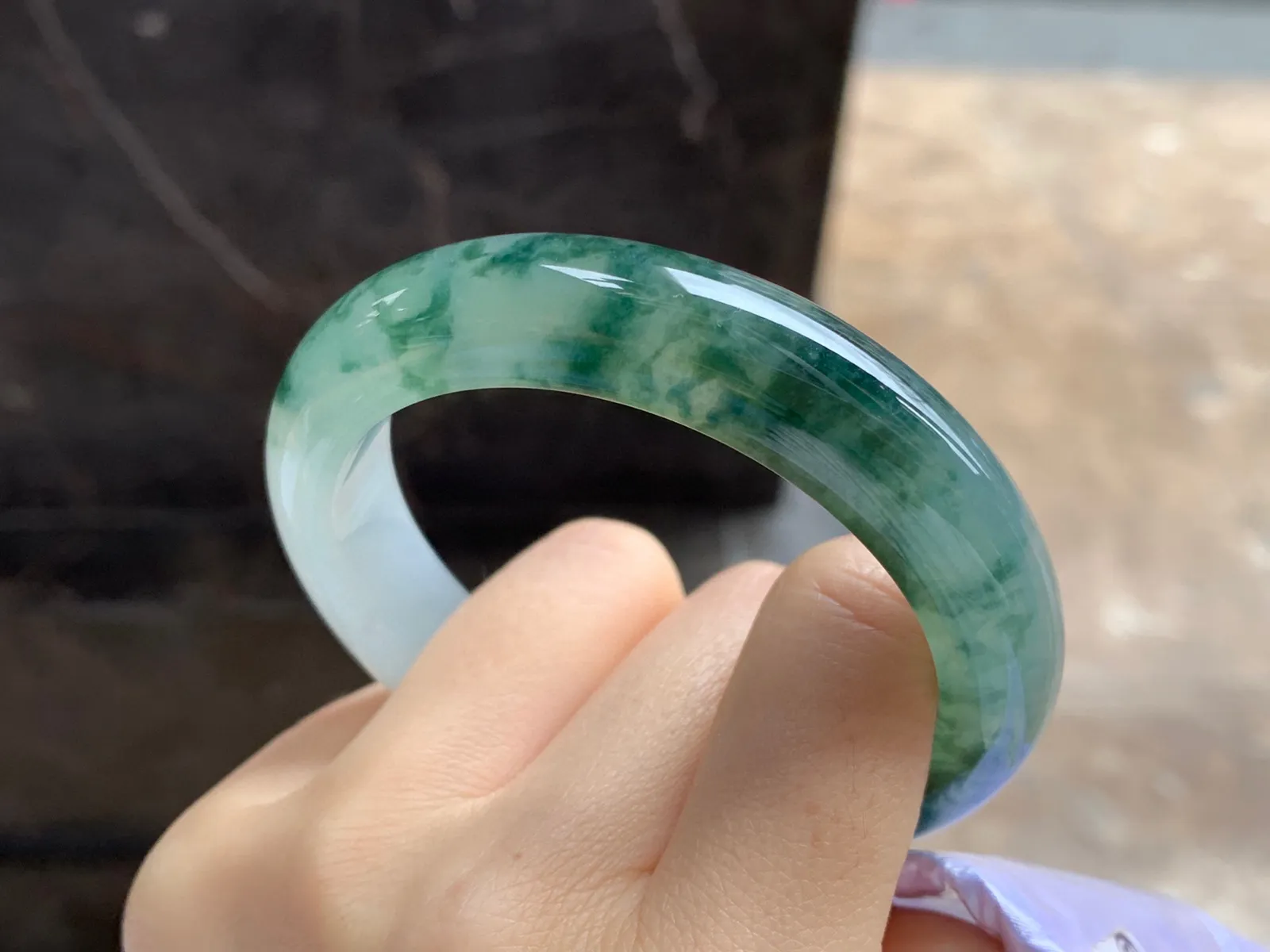 飘花手镯
尺寸：55-12.6-8.7mm
底子细腻干净～飘花浓郁