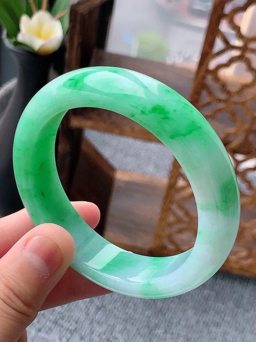 a货翡翠老坑飘绿正装正圈手镯55-56圈口 尺寸55.5×14.3×8.6mm 重量71.49g 0