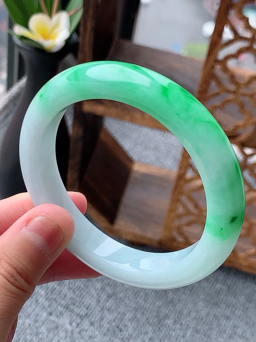 a货翡翠老坑飘阳绿正装正圈手镯56-57圈口  尺寸56.5×11.7×9mm 重量61.78g 0