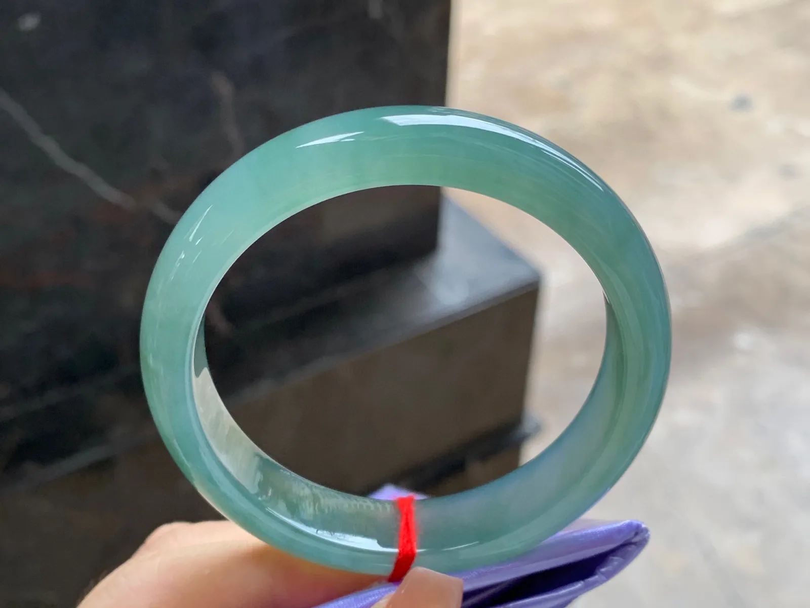 蓝水手镯
尺寸：56.7-12.5-7.7mm
种水好 很耐看的料子上手好看
