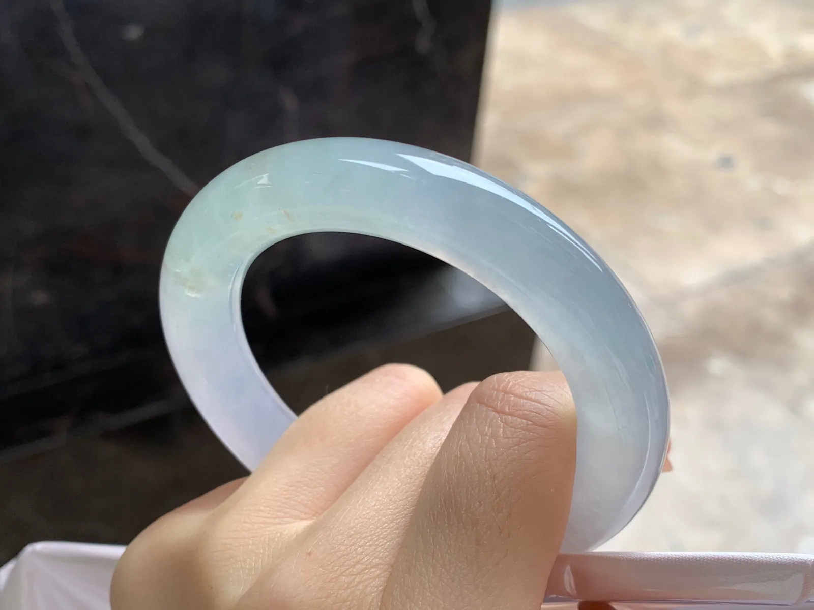冰种圆条手镯
尺寸：54.1-11.8mm
冰味十足～甜甜的胖圆条