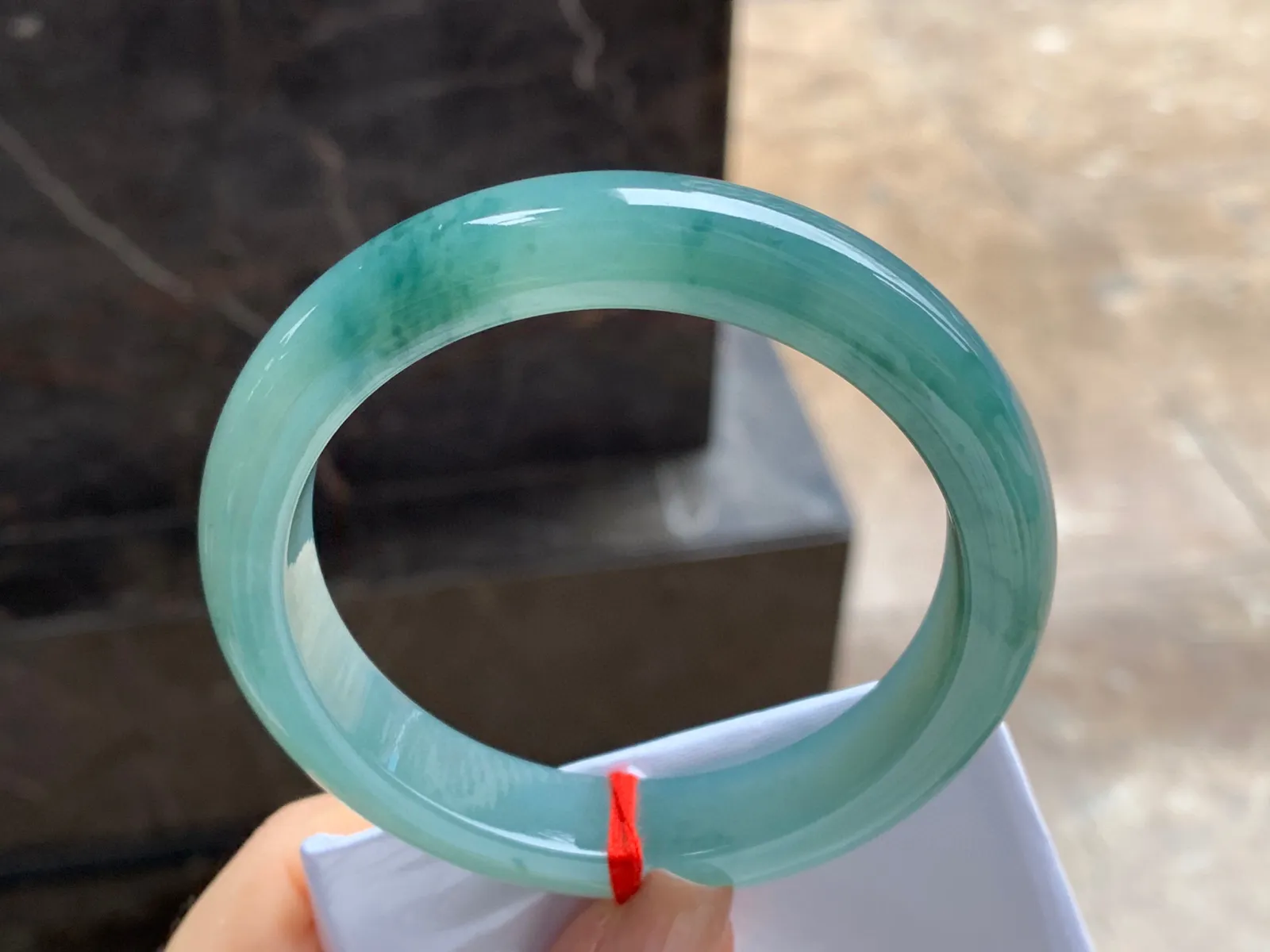 飘花手镯
尺寸：59.7-12.2-9mm
底子细腻干净～有种水 大圈口