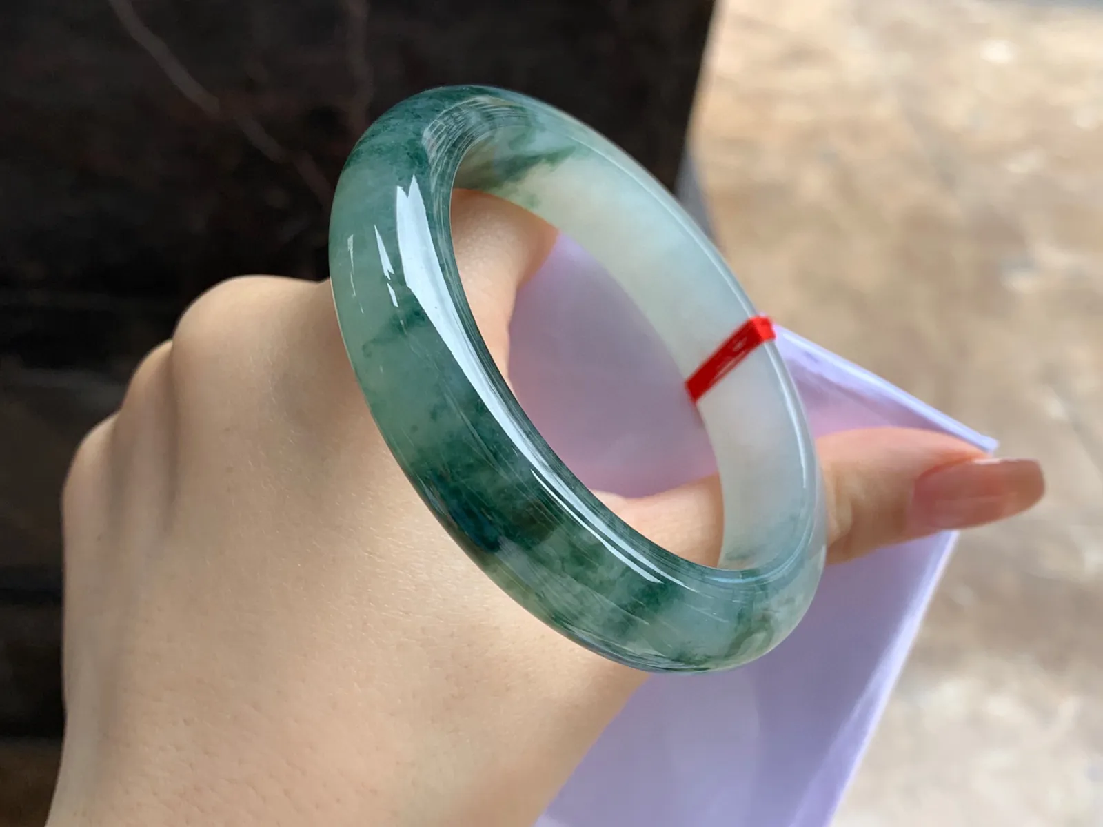 飘花手镯
尺寸：55-12.6-8.7mm
底子细腻干净～飘花浓郁