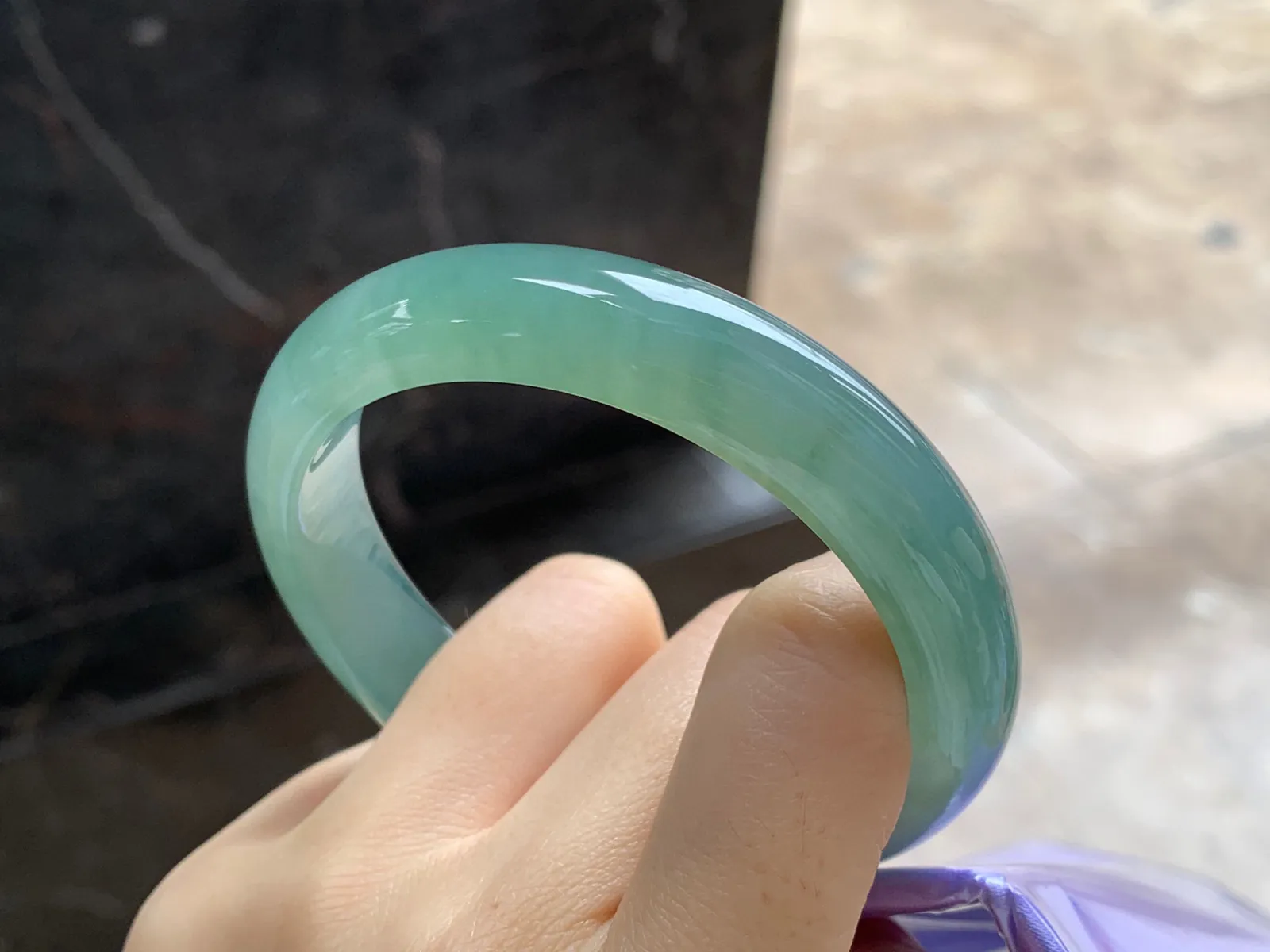 蓝水手镯
尺寸：56.7-12.5-7.7mm
种水好 很耐看的料子上手好看