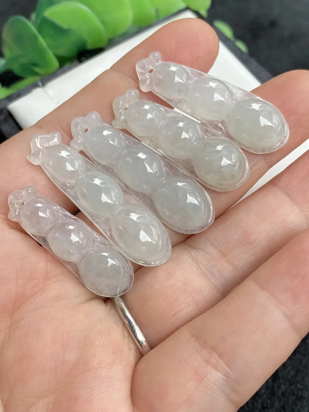 推荐【一手冰四季平安豆】四季平安，连中三元，也叫聪明豆，适合大人和孩童，冰透，水润，无纹裂，家庭装5件一手走，一件就值这个价了，超值～～最大尺寸38.3*11.5*5，37*11.4*5.8，36.1*11.4*5.5，33*11*6.9，30.8*10.3*4.6