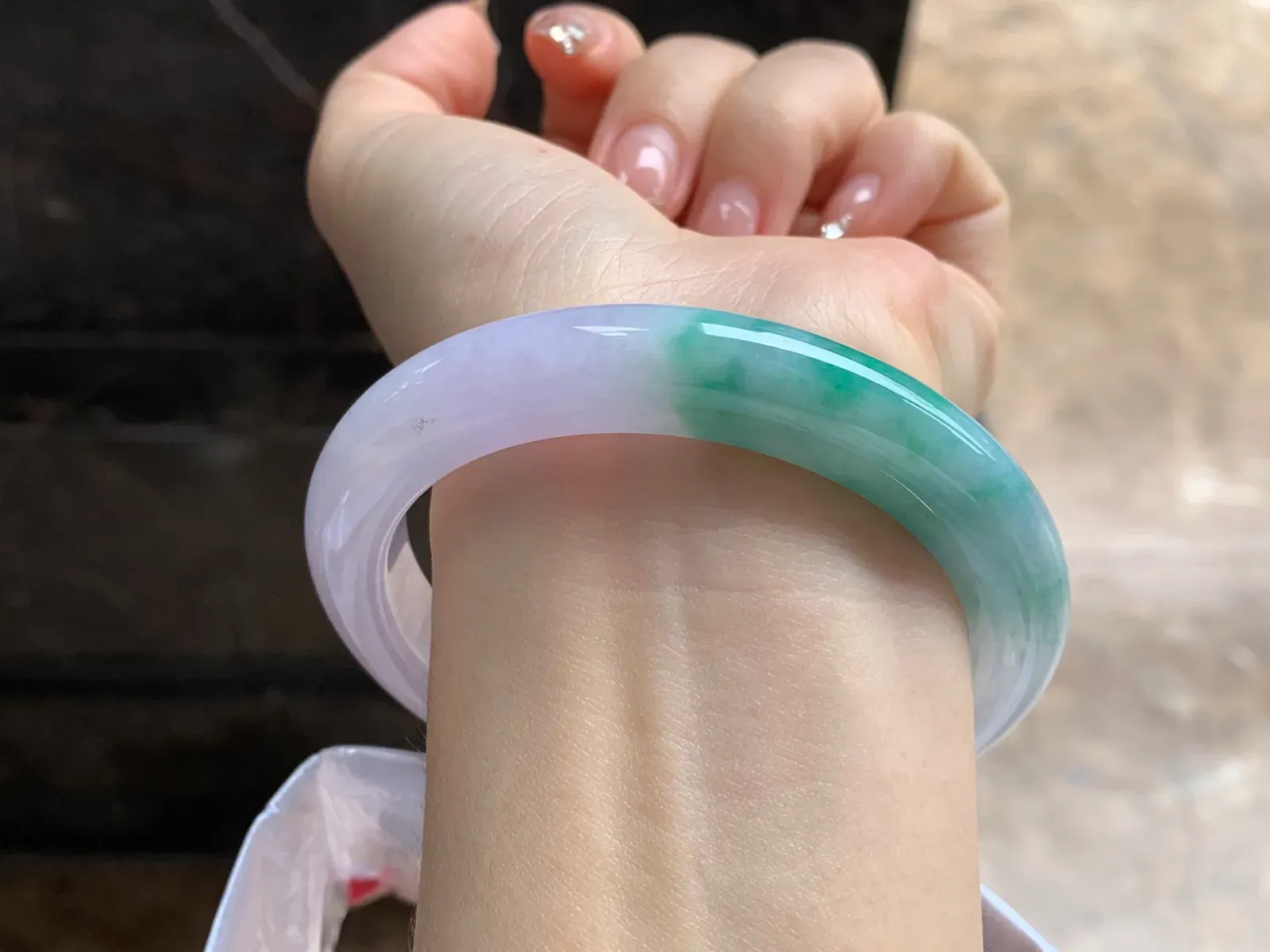 春带彩大圈口手镯
尺寸：60.7-11-10mm
很漂亮的一支大圈