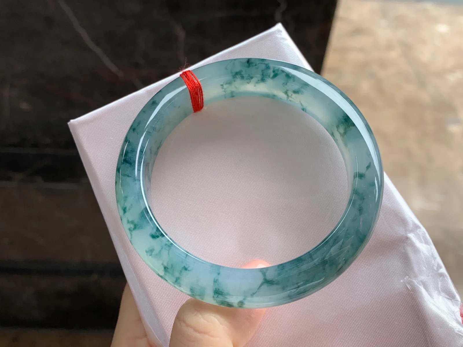 冰种飘花手镯
尺寸：57.4-12.8-9mm
种老肉细～很耐看的料子