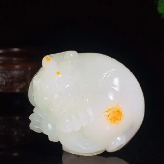 和田玉羊脂白玉山料貔貅挂件。回头貔貅 尺寸53/45/40mm重131.7克，白度一级。玉质细腻油润