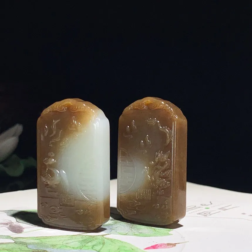 一对新疆且末糖龙凤对牌子挂件。尺寸41/23/8重36克。白度一级。玉质细腻油润。手推出油。品相大气。lt250529
