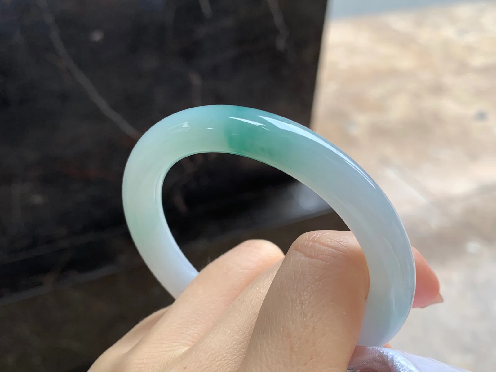 飘花圆条手镯
尺寸：51.6-9mm
底子细腻干净～飘花点缀