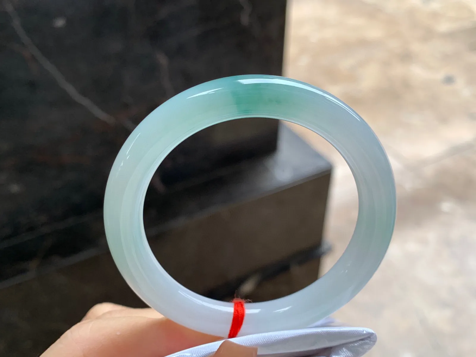 飘花圆条手镯
尺寸：51.6-9mm
底子细腻干净～飘花点缀