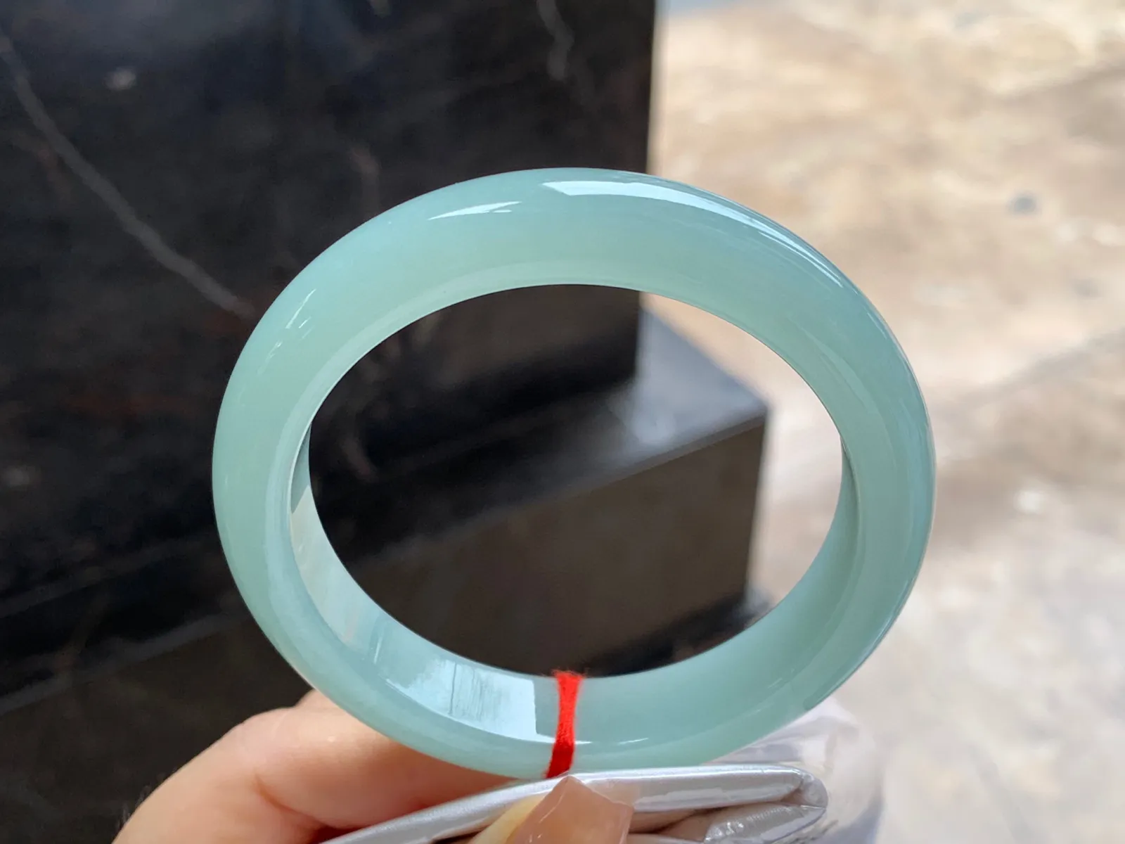 晴绿手镯
尺寸：57.7-12.4-8.8mm
底子细腻干净～有底色