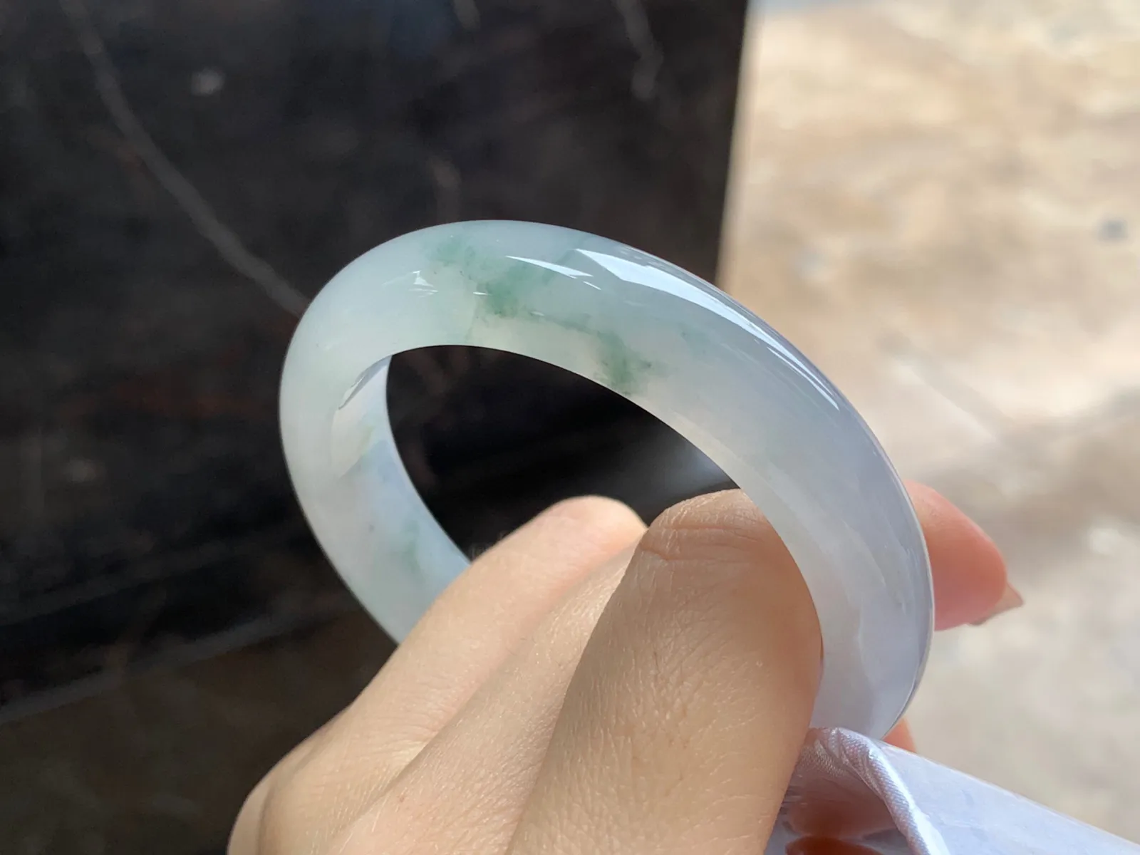 冰飘花手镯
尺寸：51.5-11.9-7.8mm
种水好 小圈口 上手漂亮