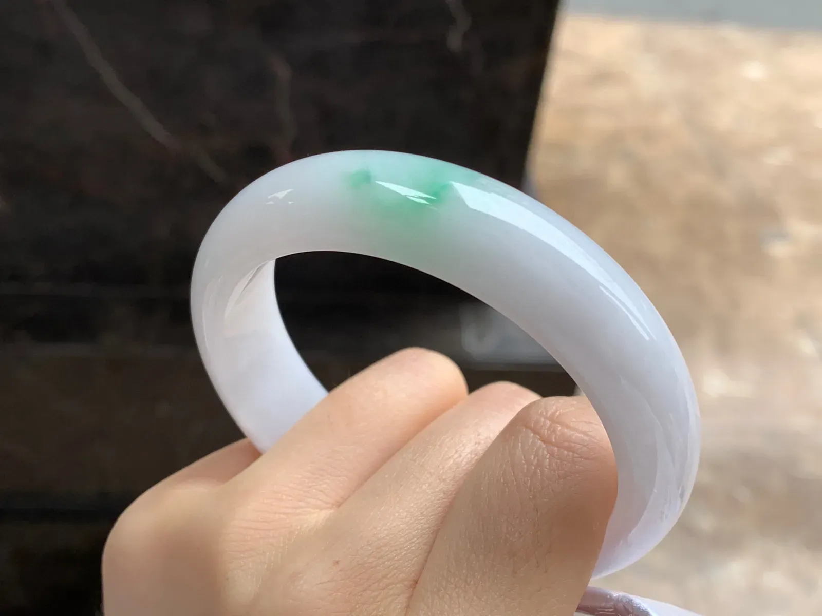 带色手镯
尺寸：57.8-15.4-8mm
底子细腻干净～版型不错