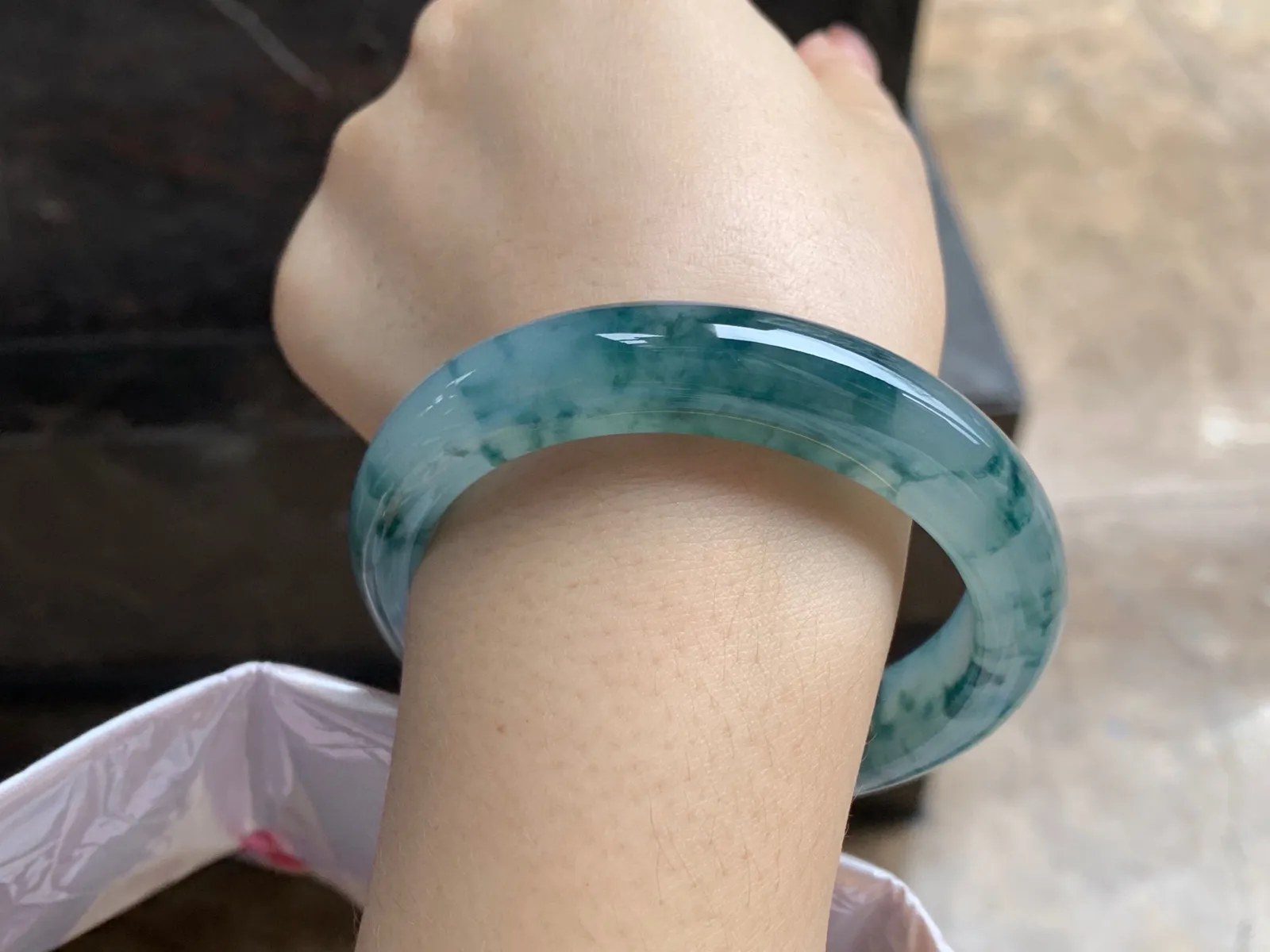 冰种飘花手镯
尺寸：57.4-12.8-9mm
种老肉细～很耐看的料子