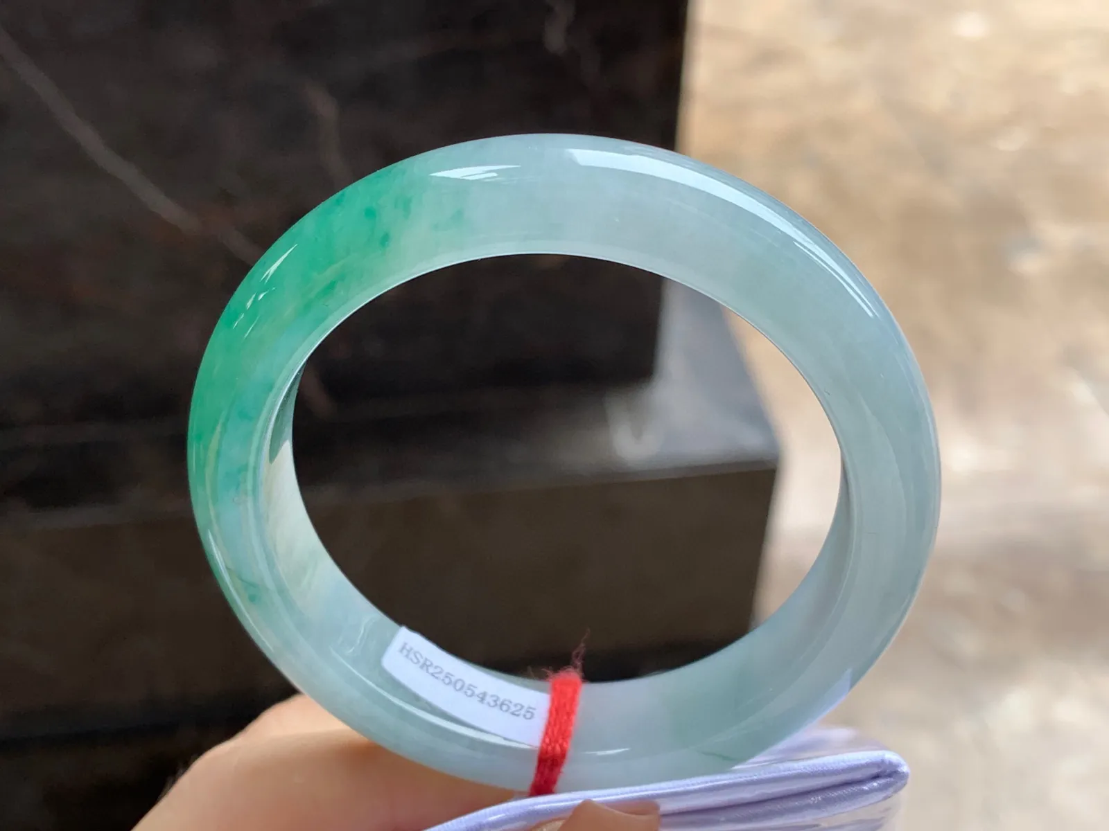 带色手镯
尺寸：55.6-12.4-8.5mm
绿花一段浓郁上手好看