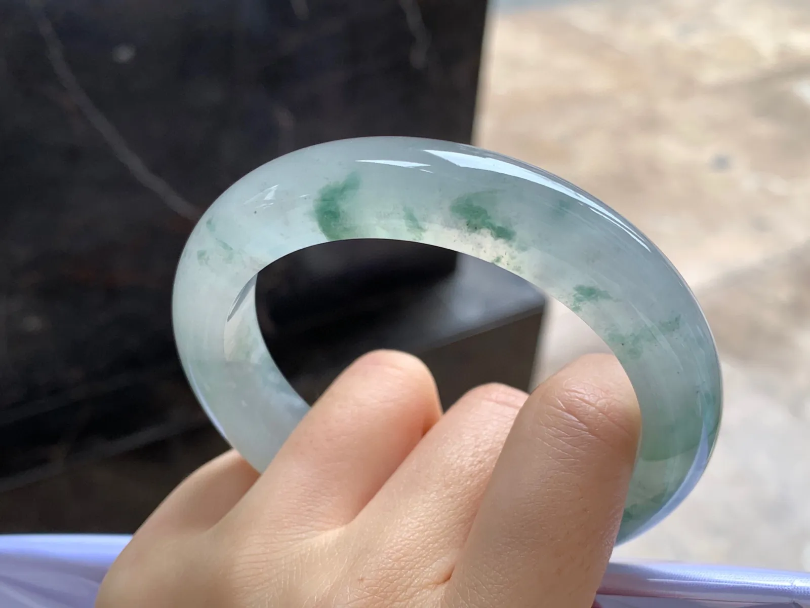 冰飘花手镯
尺寸：59-13-9.7mm
种水好 飘花点缀