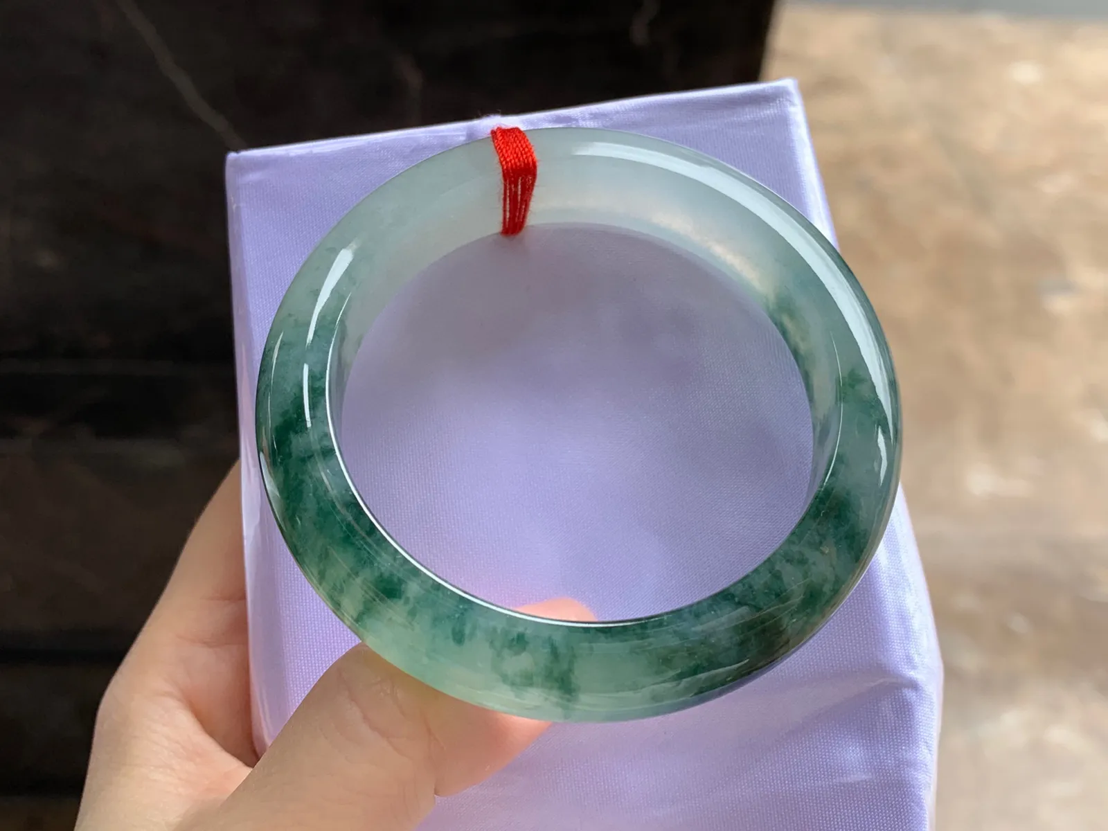 飘花手镯
尺寸：55-12.6-8.7mm
底子细腻干净～飘花浓郁