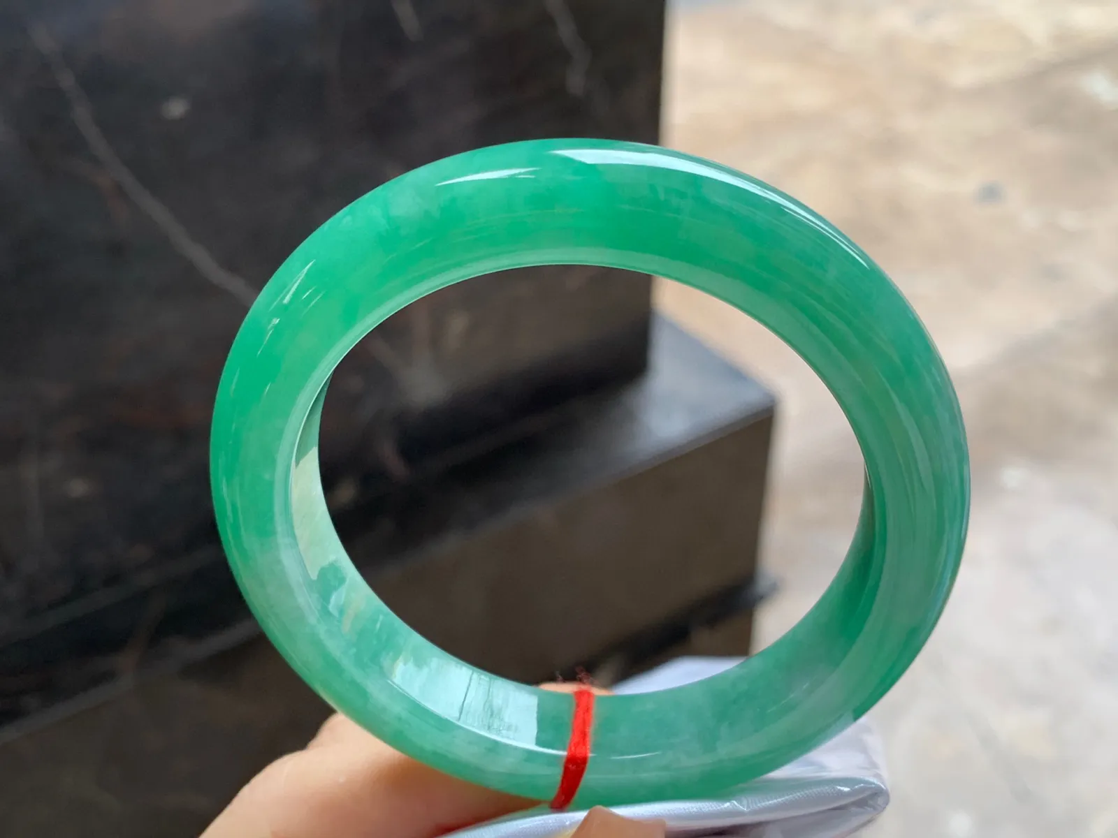 满色圆条手镯
尺寸：60-11.7mm
底子细腻干净～品质大圈口