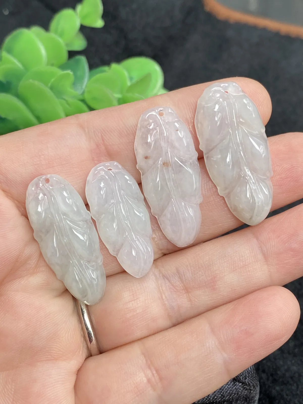 推荐【冰种一手叶子】学业有成，事业有成，无纹裂，水润细腻，家庭装一手走，一件就值了，超值～～33*15.5*5.6，32.1*13.8*4.3，30.1*12.8*4.9，26.5*12.4*4.9