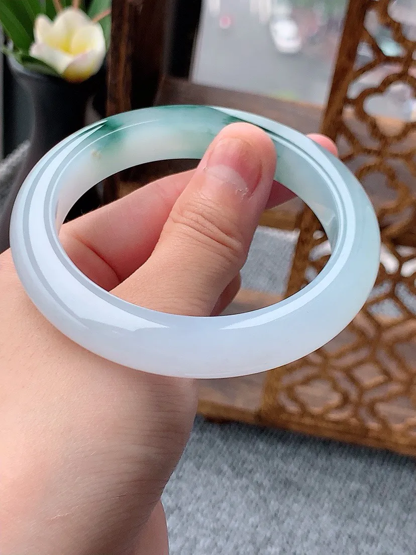 a货翡翠老坑飘花厚装正装正圈手镯56-57圈口  尺寸56.5×11.4×9mm 重量62.40g 0530 A68