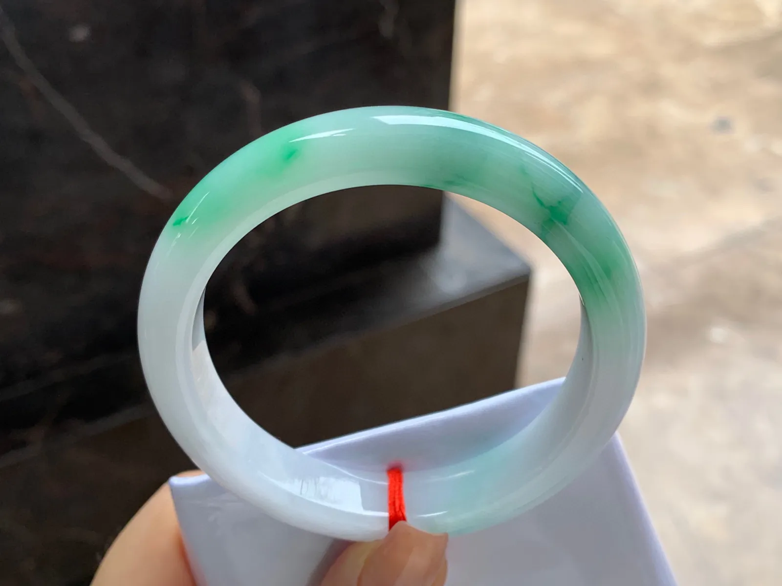 带色手镯
尺寸：56.8-11.7-8.4mm
底子细腻白净～绿色点缀
