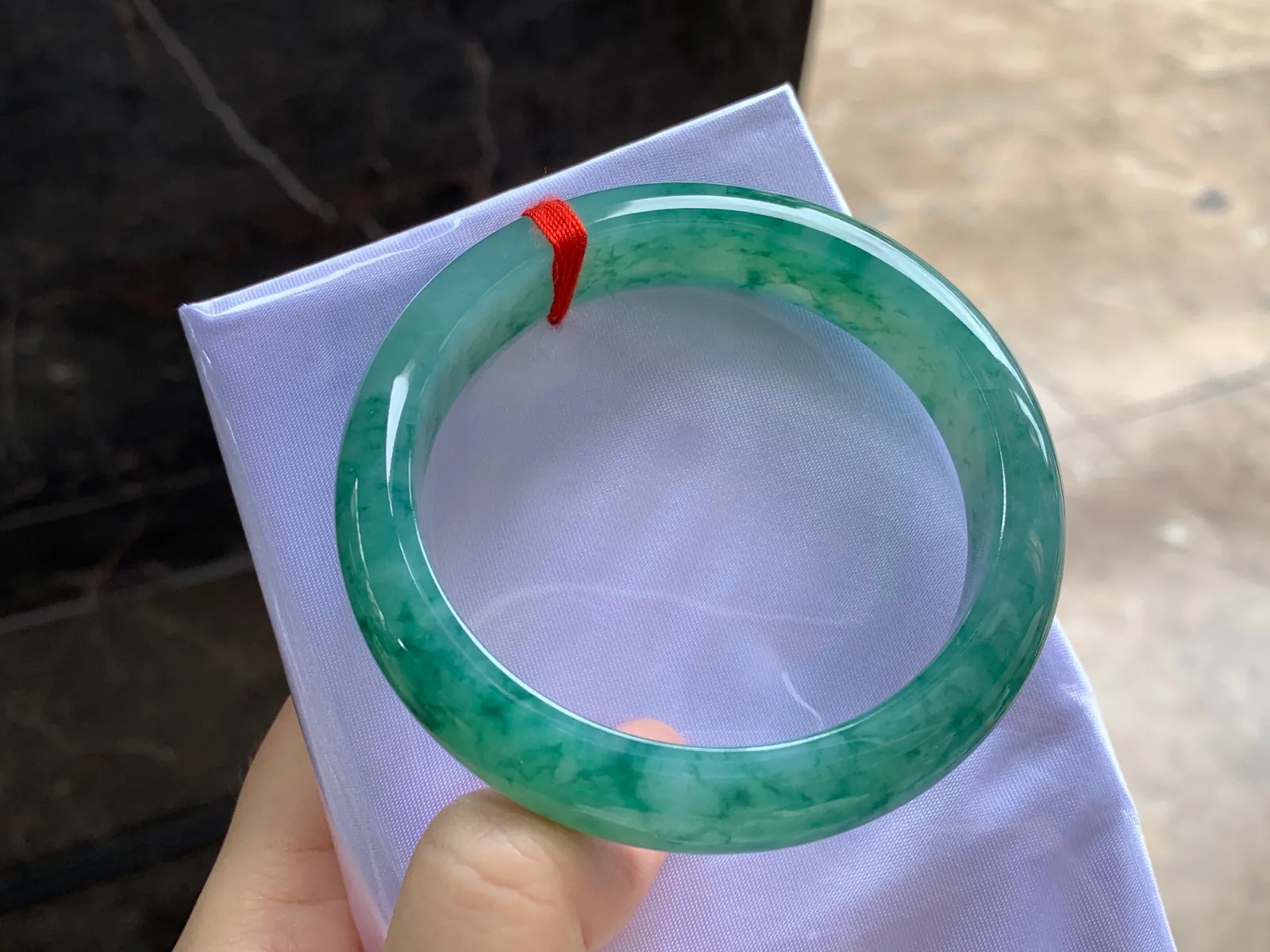飘绿花手镯
尺寸：56.4-12.5-8.2mm
底子细腻干净～绿花浓郁