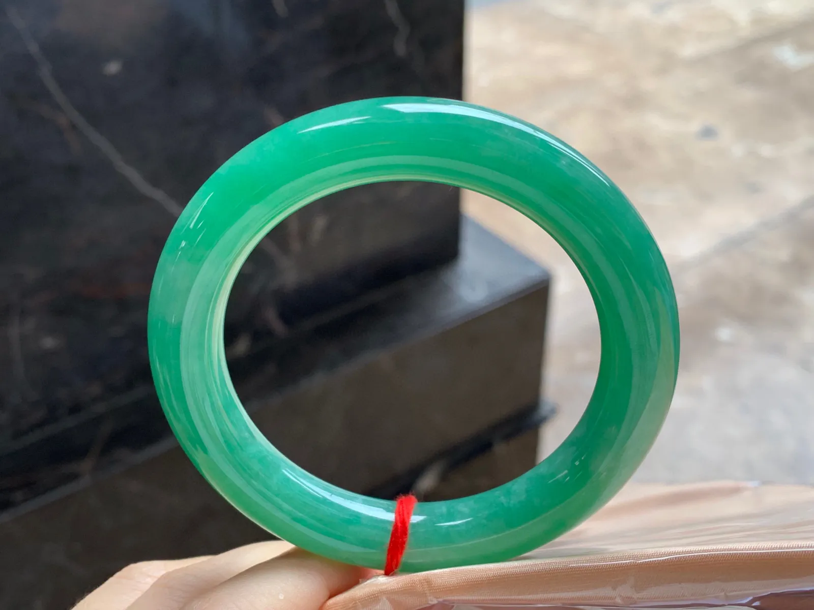 满色圆条手镯
尺寸：60-11.7mm
底子细腻干净～品质大圈口
