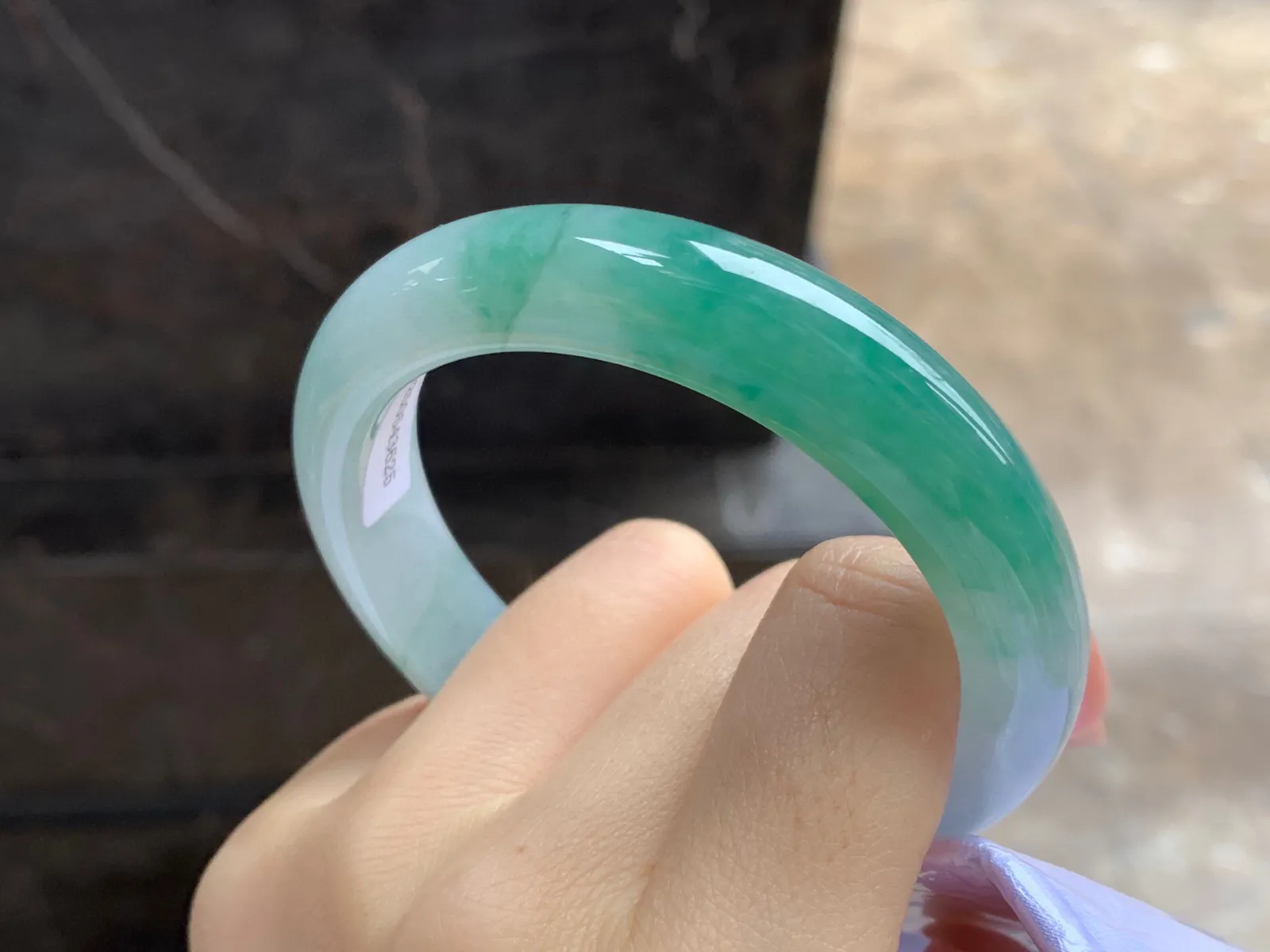 带色手镯
尺寸：55.6-12.4-8.5mm
绿花一段浓郁上手好看