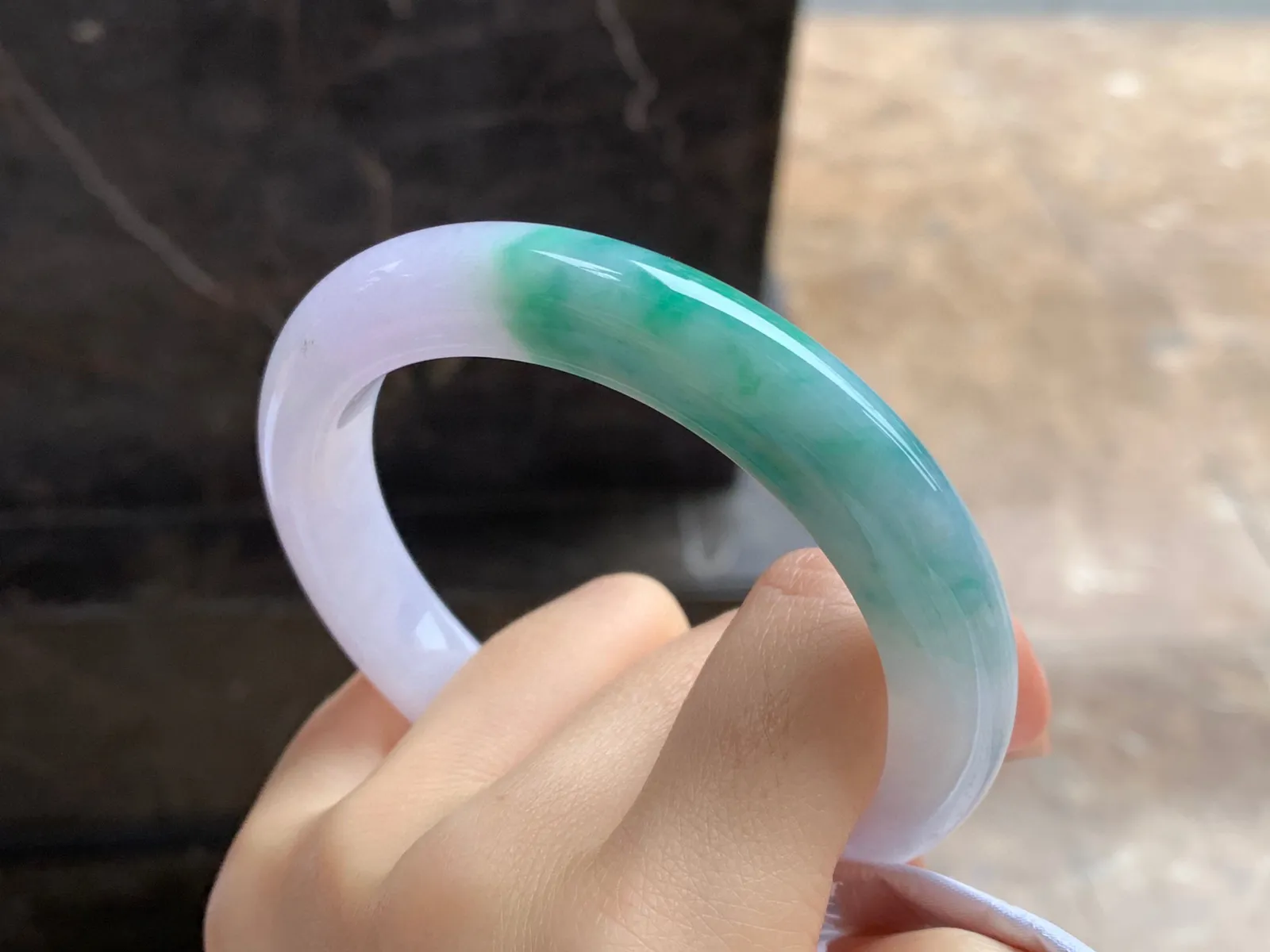 春带彩大圈口手镯
尺寸：60.7-11-10mm
很漂亮的一支大圈