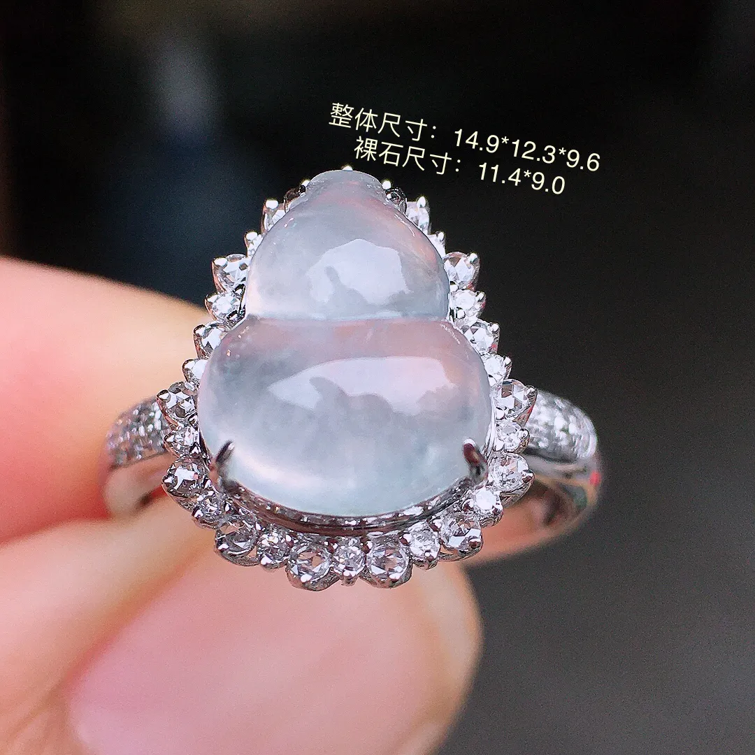 冰种葫芦戒指，玉质细腻，荧光感超
强，饱满水润，气质满满。18k
金豪华镶嵌