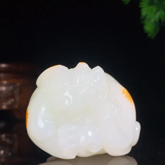 和田玉羊脂白玉山料貔貅挂件。回头貔貅 尺寸53/45/40mm重131.7克，白度一级。玉质细腻油润 脂粉好，品质好！lt250425