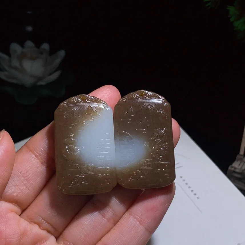 一对新疆且末糖龙凤对牌子挂件。尺寸41/23/8重36克。白度一级。玉质细腻油润。手推出油。品相大气。lt250529
