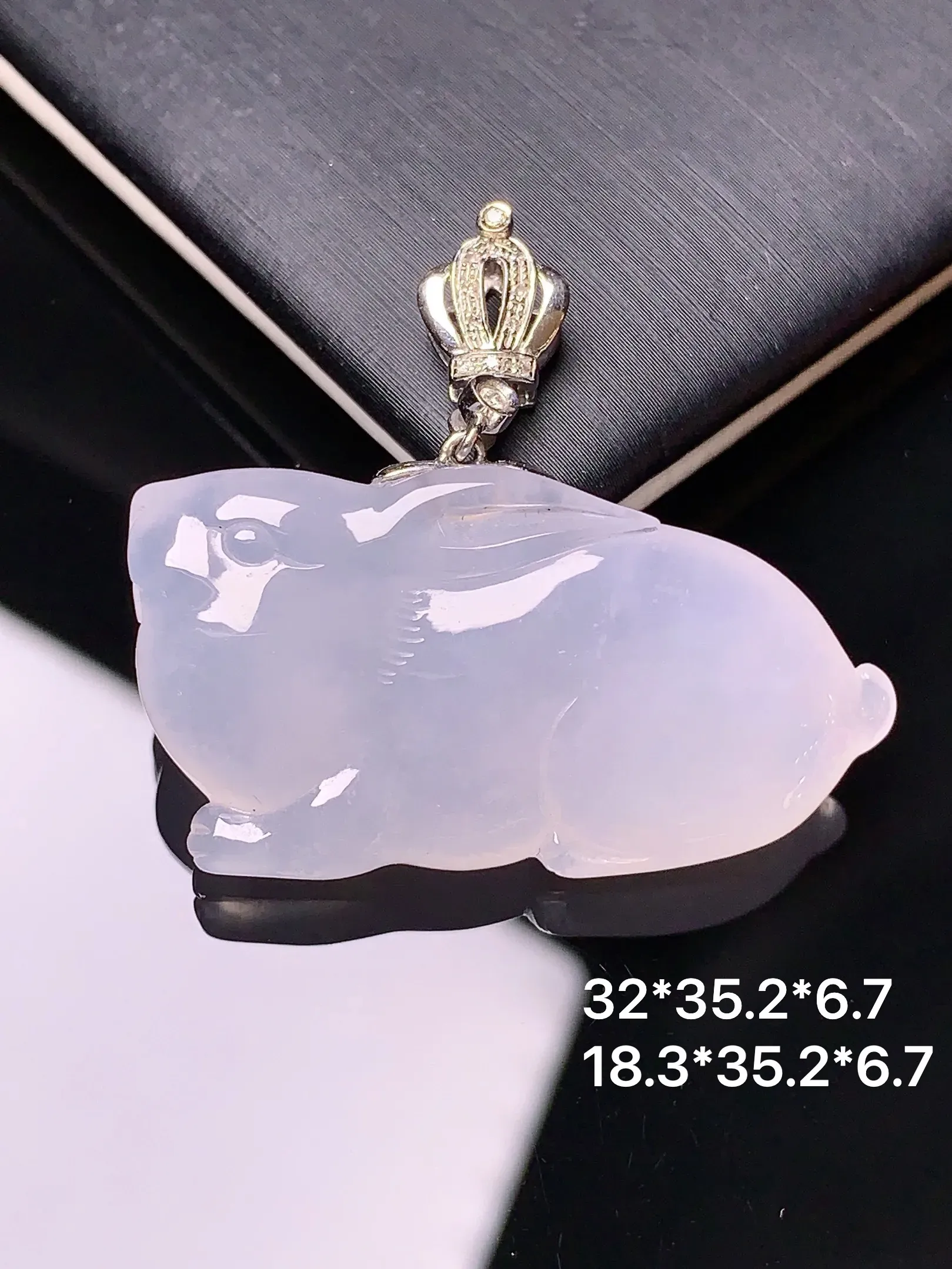 18k金镶嵌冰种生肖兔吊坠 玉质细腻 色泽艳丽  整体尺寸32*35.2*6.7
