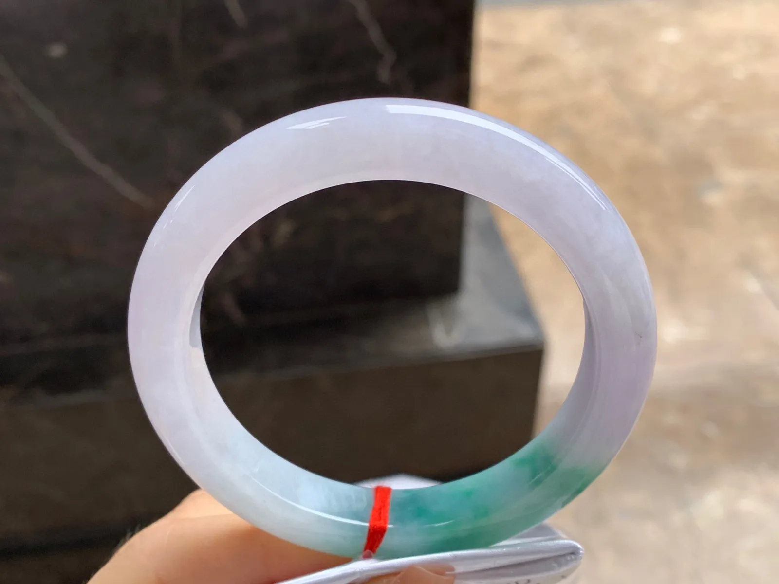 春带彩大圈口手镯
尺寸：60.7-11-10mm
很漂亮的一支大圈