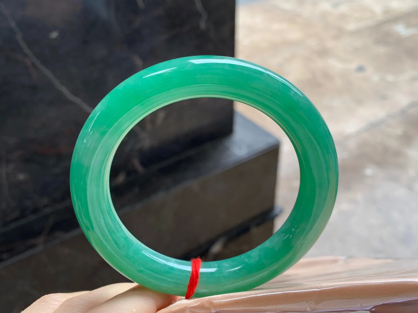 满色圆条手镯
尺寸：60-11.7mm
底子细腻干净～品质大圈口