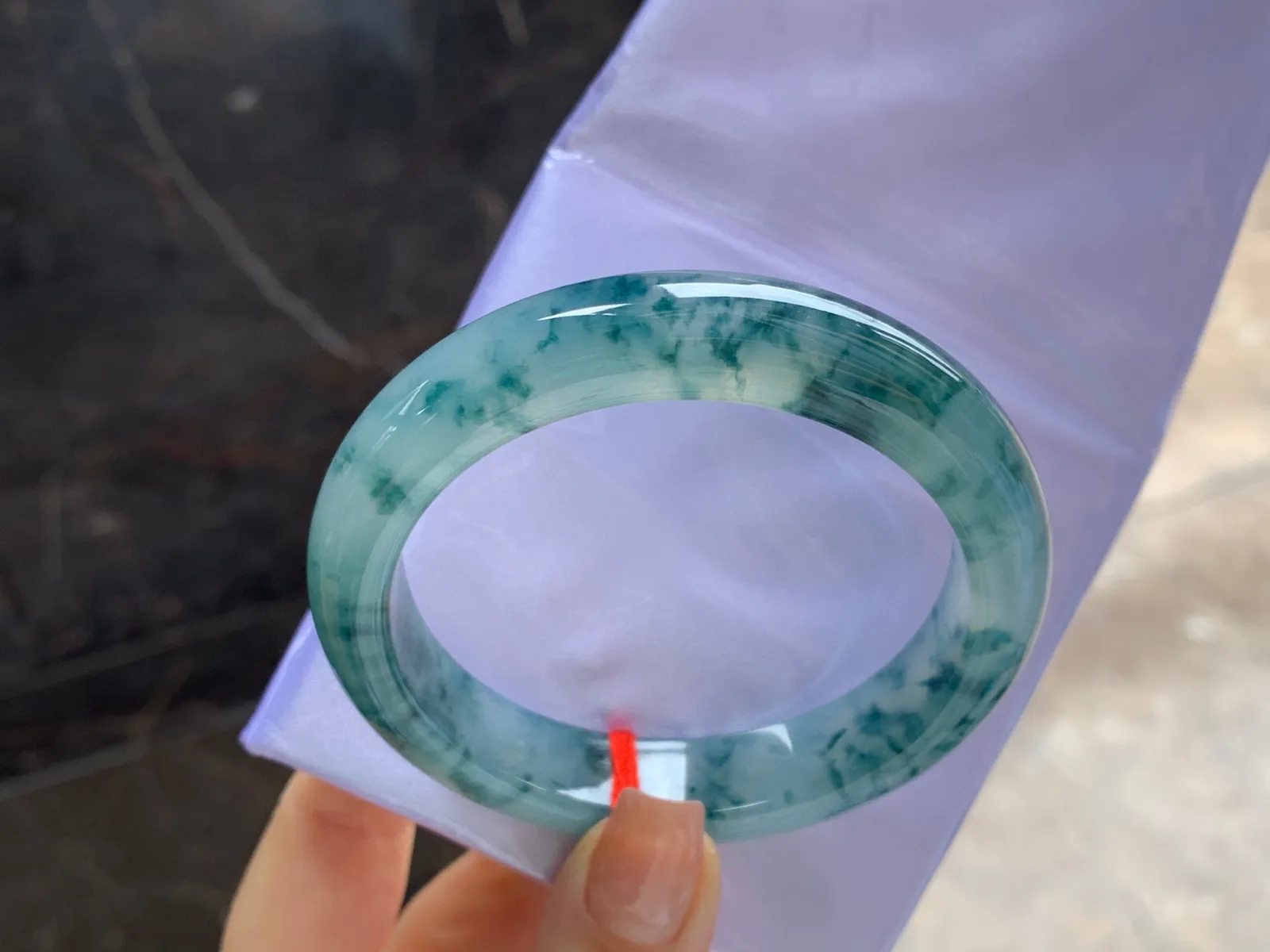 冰种飘花手镯
尺寸：55-12.2-8.6mm
种水好 飘花浓郁