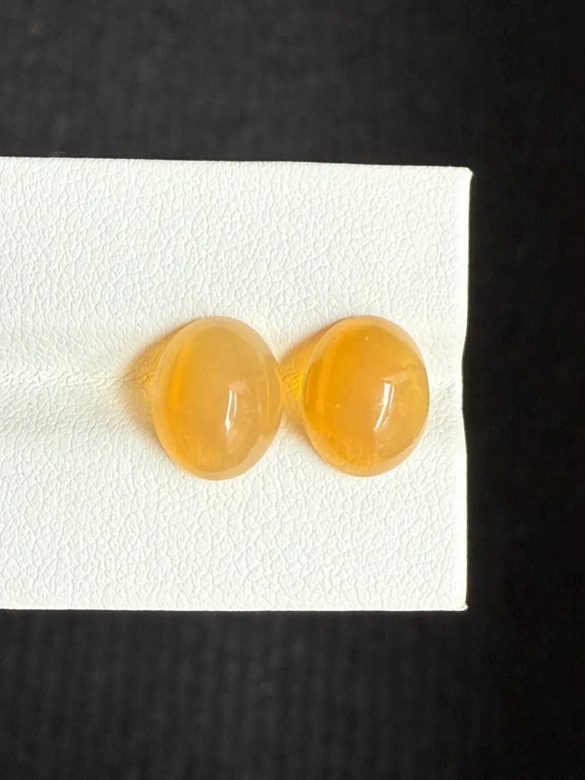 4.875ct天然墨西哥火欧泊裸石，尺寸11.1×8.8×5.1mm， 颜色美艳 ，晶体通透