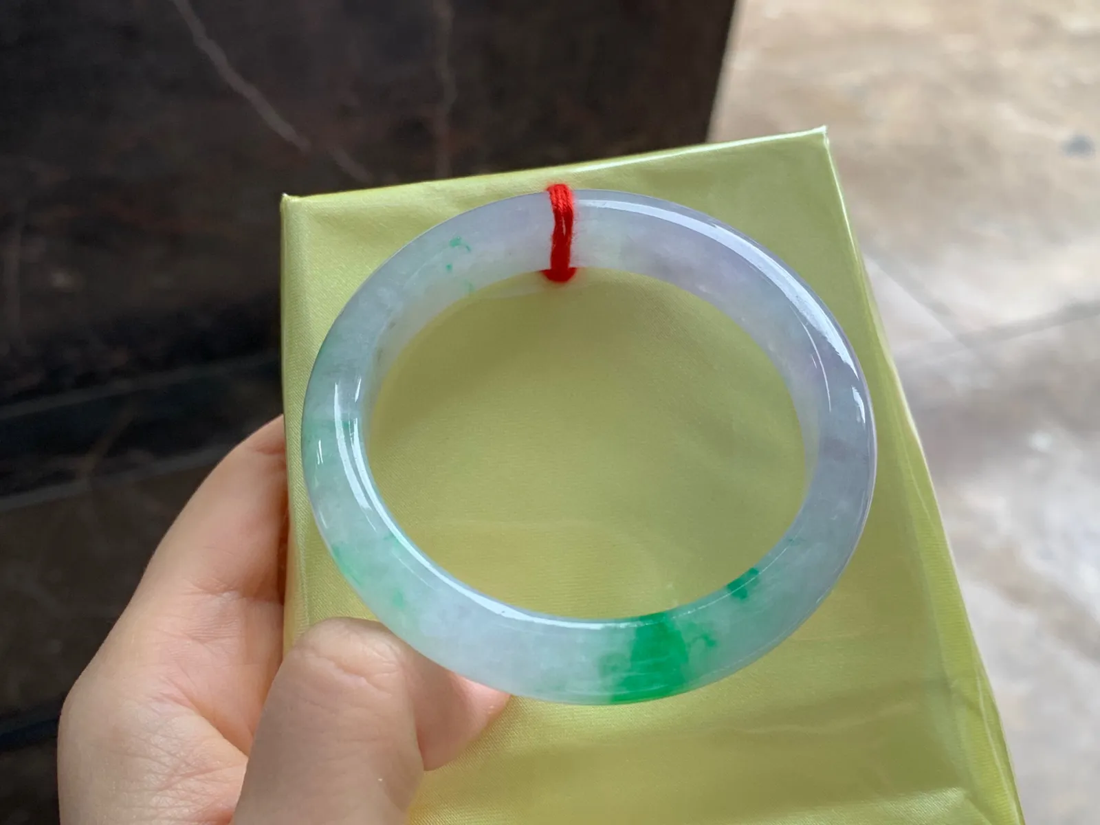 阳绿色小圈口手镯
尺寸：52.8-9.6-9.3mm
有种有色～阳绿色点缀