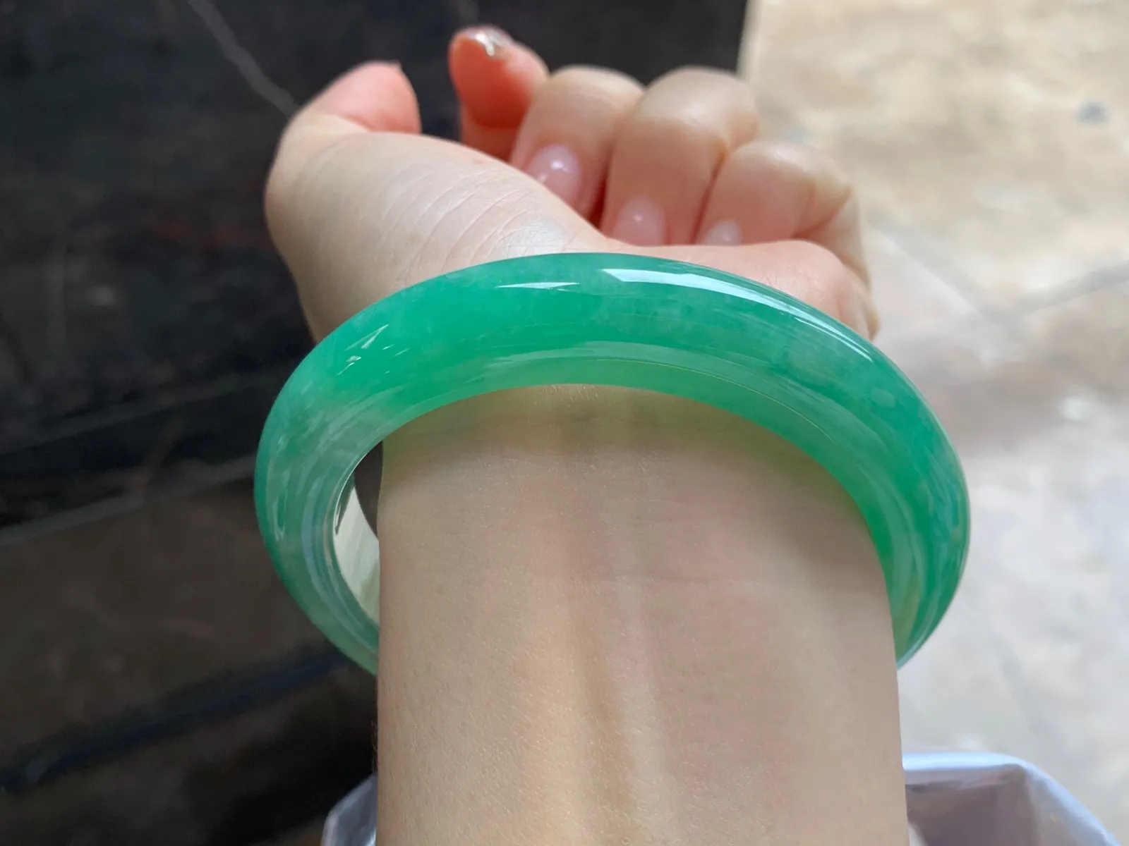 满色圆条手镯
尺寸：60-11.7mm
底子细腻干净～品质大圈口