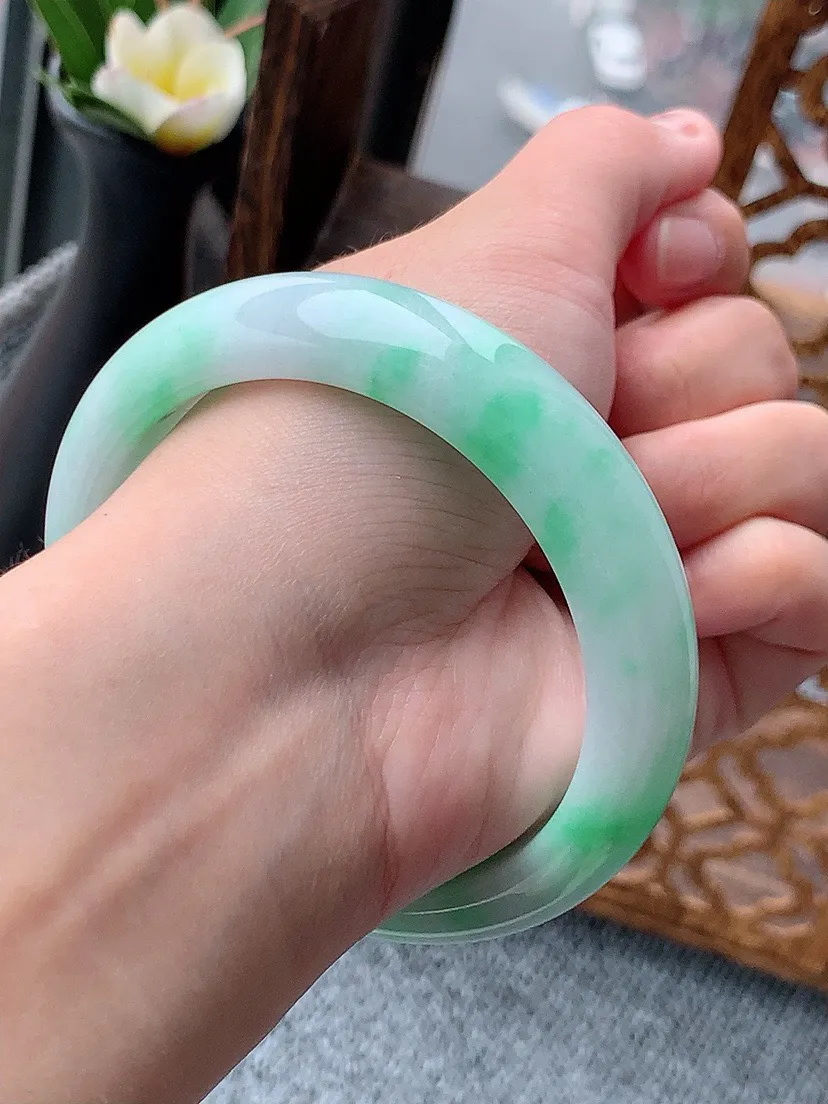 a货翡翠老坑飘绿正装正圈手镯58-59圈口 尺寸58.5×14×8.8mm 重量75.64g 0530