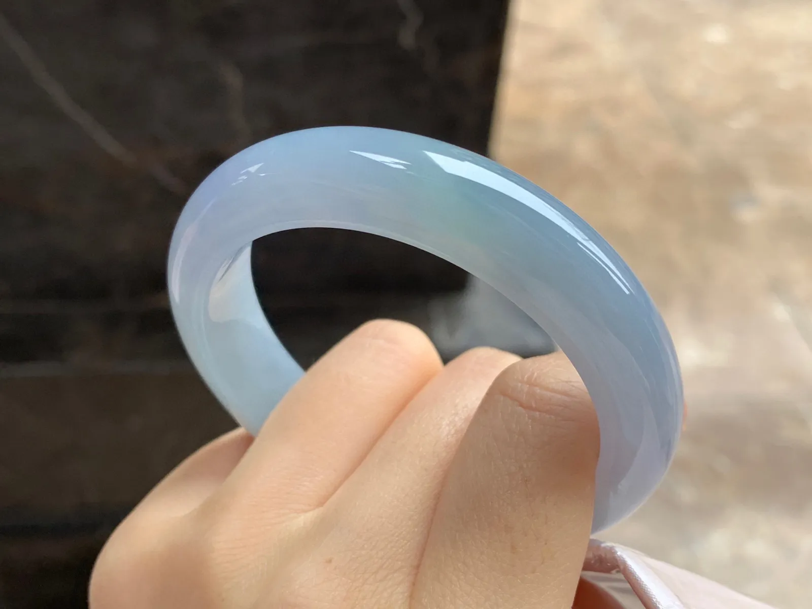 细糯手镯
尺寸：55.2-12.7-8.8mm
底子细腻干净～上手好看气质