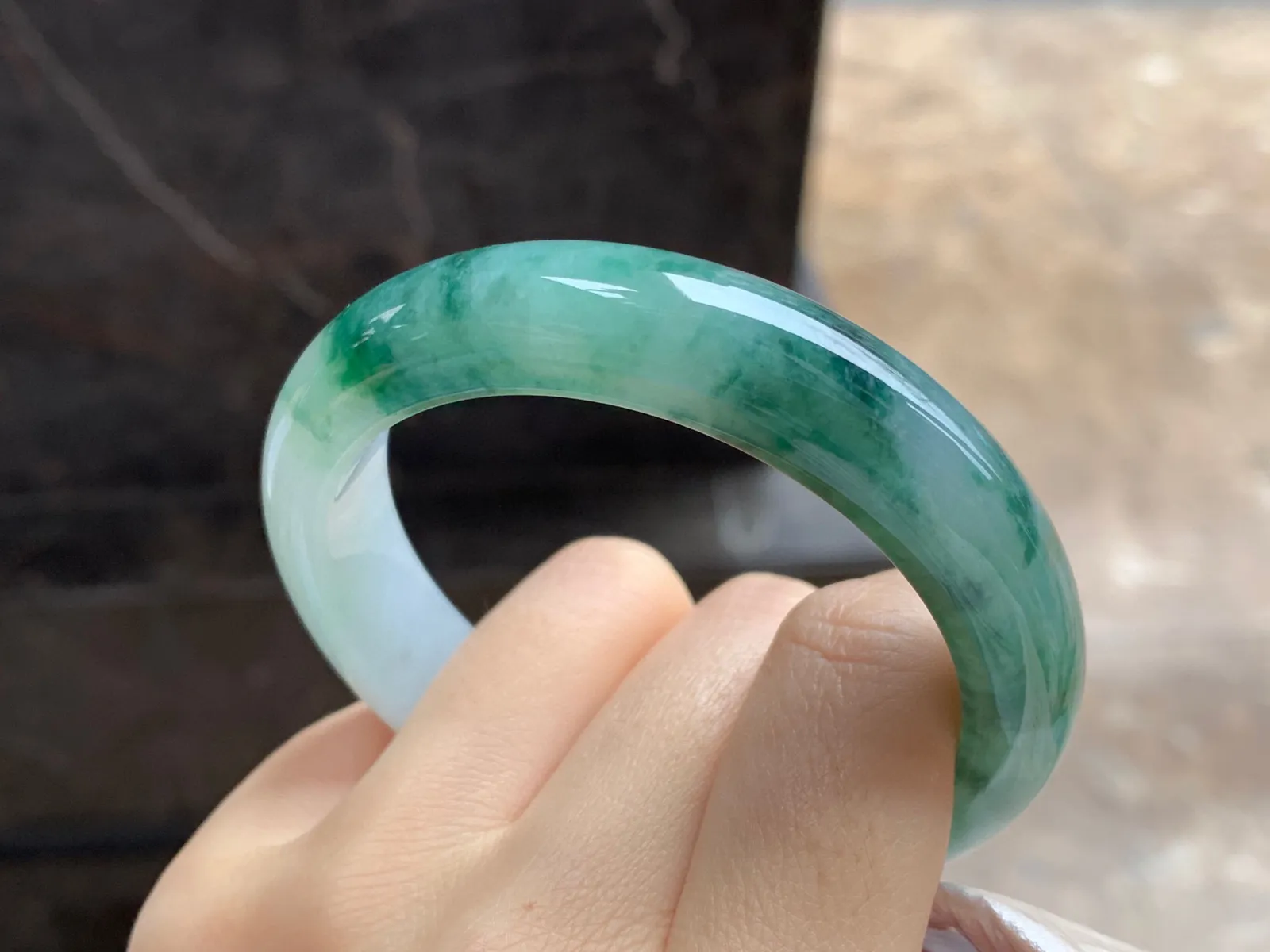 飘绿花手镯
尺寸：55.3-12.8-8.3mm
底子细腻干净～绿花浓郁