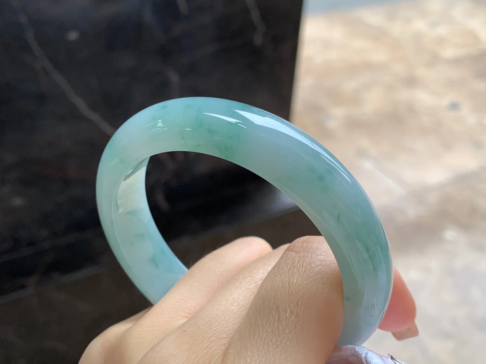 飘花手镯
尺寸：57.6-13.5-8.7mm
肉质细腻干净～飘花点缀